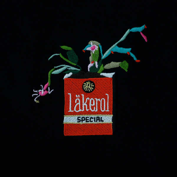 V1 GALLERY X LOJI HÖSKULDSSON, LÄKEROL T-SHIRT BLACK