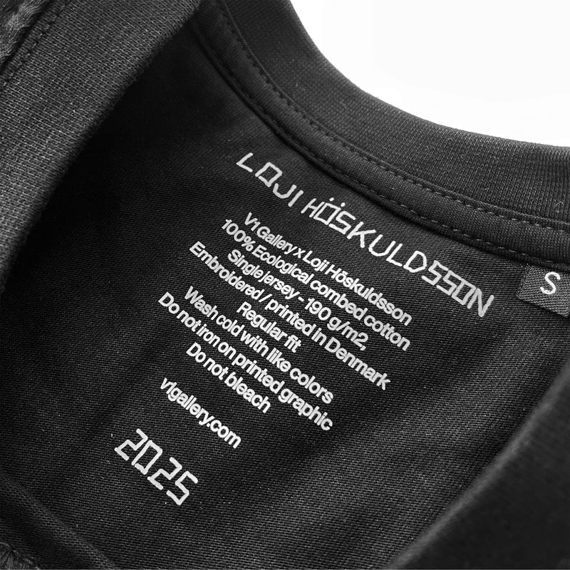 V1 GALLERY X LOJI HÖSKULDSSON, LÄKEROL T-SHIRT BLACK